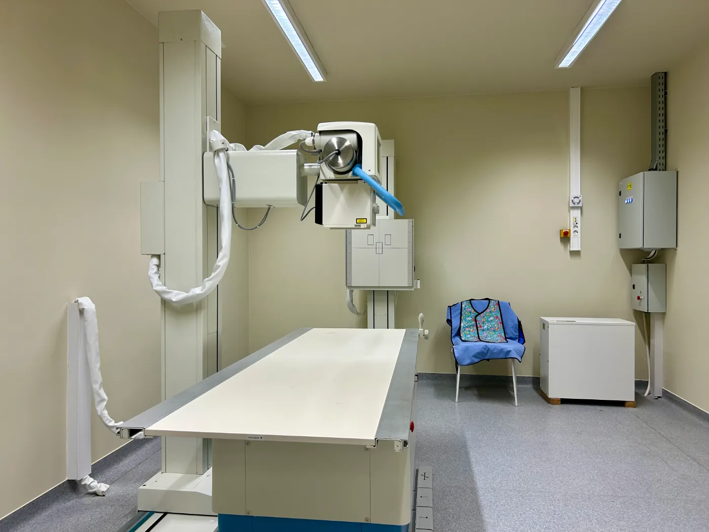 A klinika röntgenvizsgálója: a felvételi asztal és a mennyezetig érő állványon mozgó röntgenfej