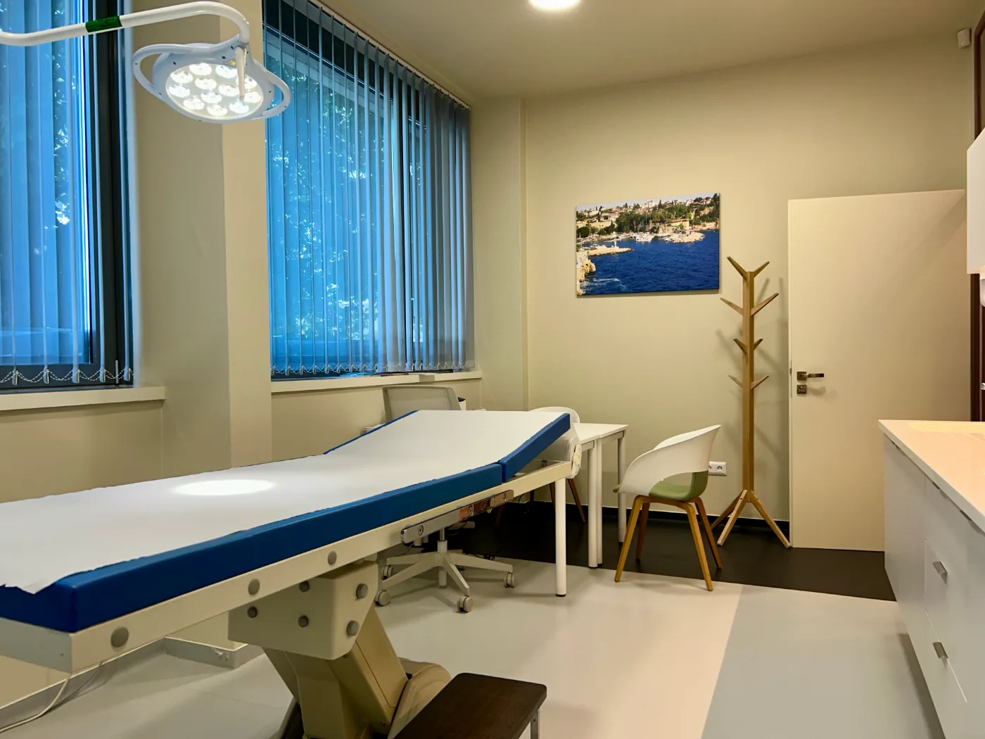 A klinika kezelőhelyisége: állítható ágy műtőlámpa alatt